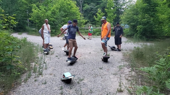 10.5Ah τροφοδοτημένο ενιαίο Skateboard 13m/H ροδών με τα φω'τα 700W των οδηγήσεων