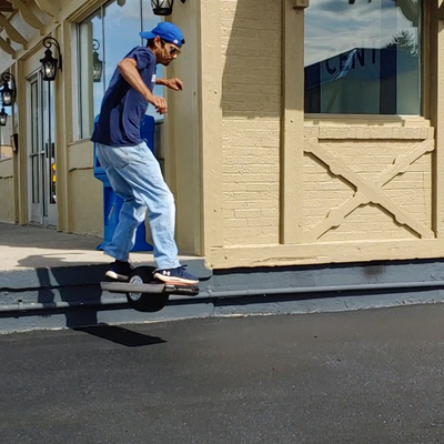 10.5Ah 700W ένα χειρωνακτικό Skateboard ροδών με τη ράγα φρουράς