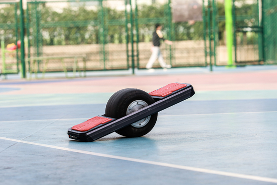 SGS 1000W ένα μόνο ισορροπώντας Skateboard ροδών με τα φω'τα σπινθηρίσματος