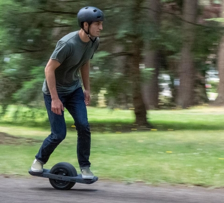 7Ah 1000W τροφοδότησε ενιαίο Skateboard ροδών με τα φω'τα σπινθηρίσματος