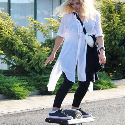 700W ηλεκτρικό Skateboard ένα ρόδα Hoverboard 1825km με τη σταθερή ρόδα