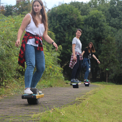 Αυτόματη χειρωνακτική ιστιοσανίδα Onewheel με μια μεγάλη ρόδα στη μέση
