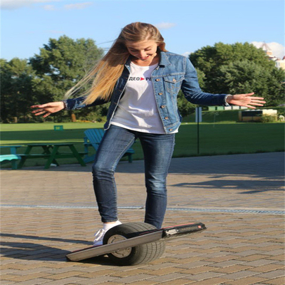 Ηλεκτρική ιστιοσανίδα 1825km Onewheel ένα χειρωνακτικό Skateboard ροδών με τη ράγα φρουράς